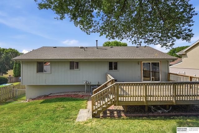 818 Redwood Lane, Papillion, NE 68046