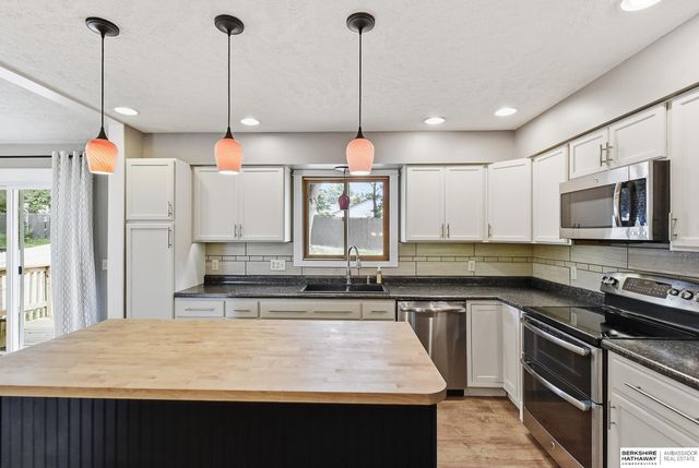 818 Redwood Lane, Papillion, NE 68046