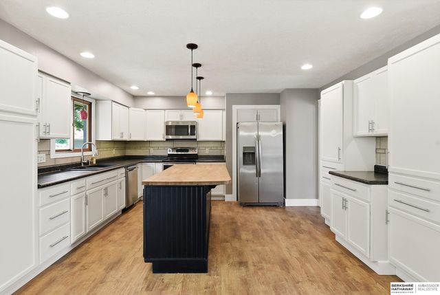 818 Redwood Lane, Papillion, NE 68046