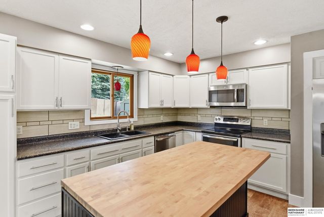 818 Redwood Lane, Papillion, NE 68046