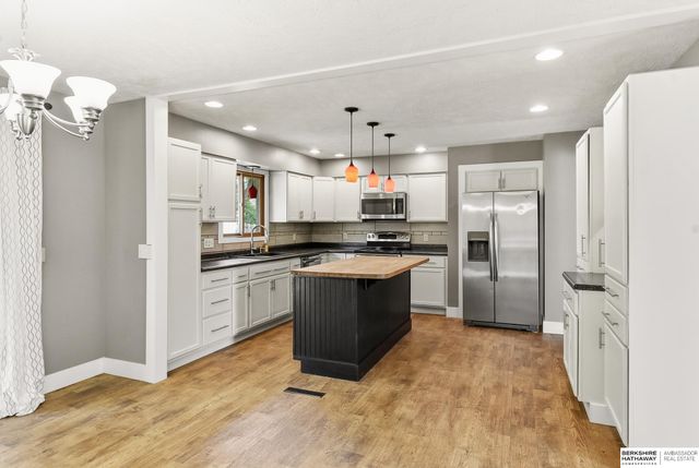 818 Redwood Lane, Papillion, NE 68046