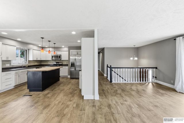 818 Redwood Lane, Papillion, NE 68046