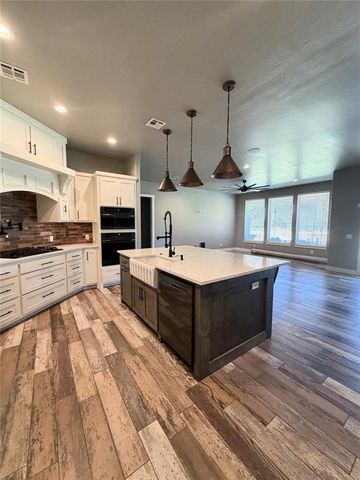 2040 S MAY Avenue, Guthrie, OK 73044