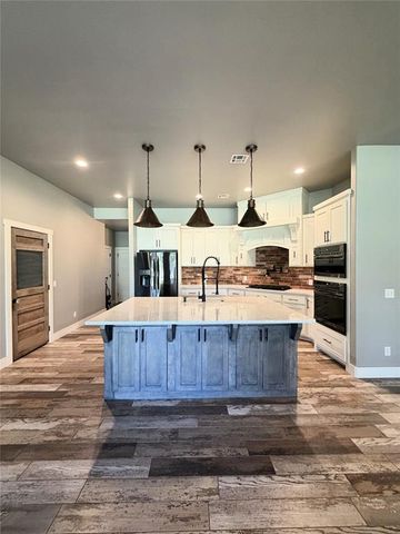 2040 S MAY Avenue, Guthrie, OK 73044