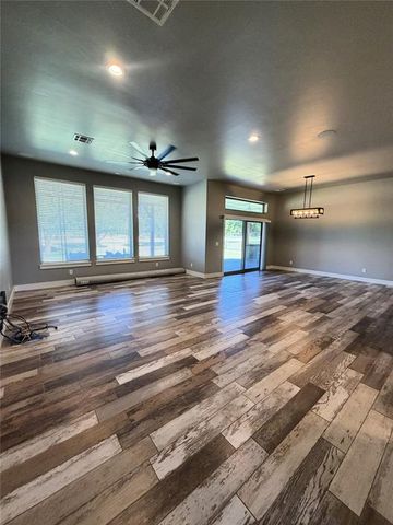 2040 S MAY Avenue, Guthrie, OK 73044