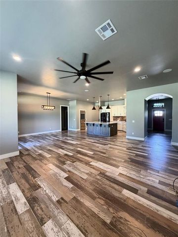 2040 S MAY Avenue, Guthrie, OK 73044