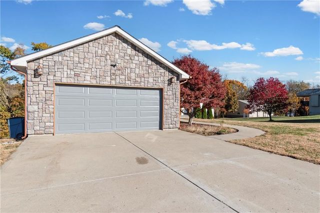 9230 SW Alpha Ridge Road, Trimble, MO 64492