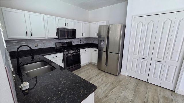 10422 GLEN WILLOW LANE, Tampa, FL 33647