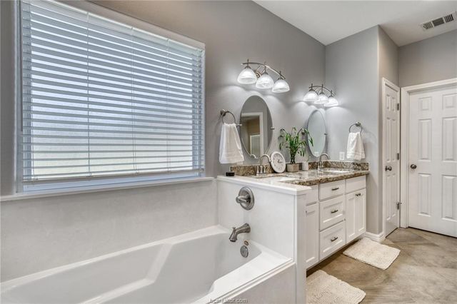 1104 Jennifer Street, Madisonville, TX 77864