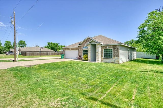 1104 Jennifer Street, Madisonville, TX 77864