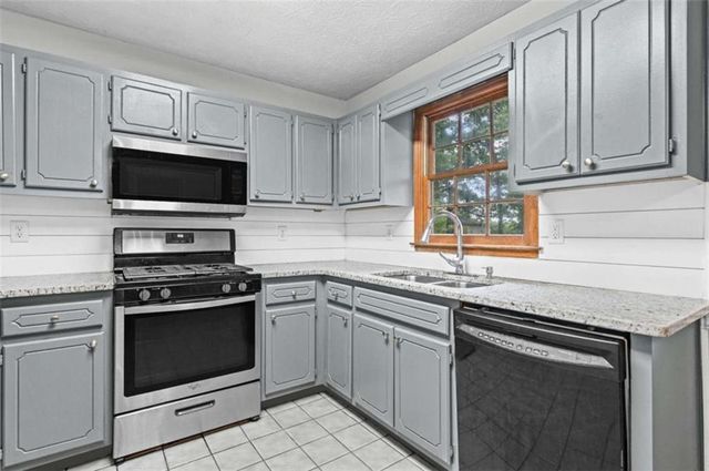 142 Summerfield Drive, Mcdonough, GA 30253