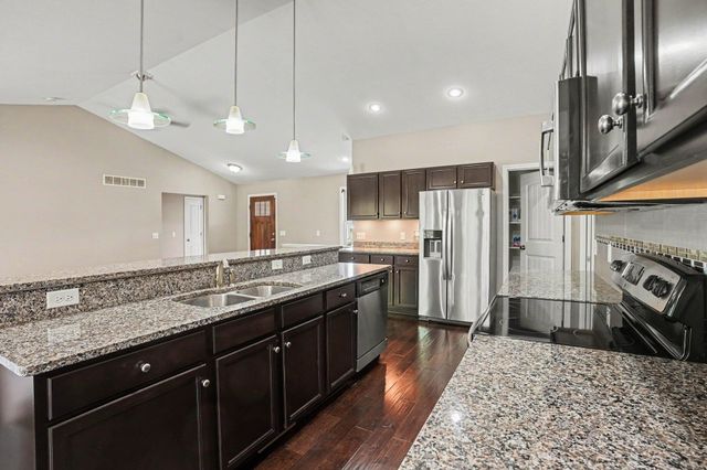 2212 Oakland Farms Trail, Portage City, MI 49024