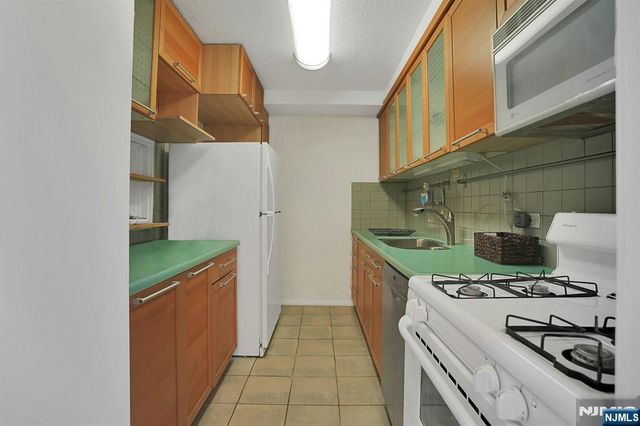 7002 Boulevard East 8P, Guttenberg, NJ 07093