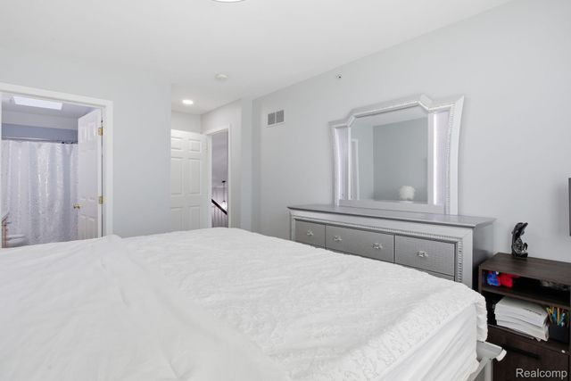 16878 Farmington Road, Livonia, MI 48154