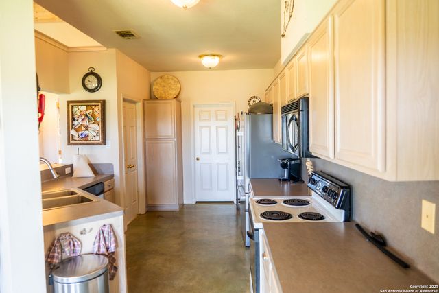 000 County Road 332, Runge, TX 78151