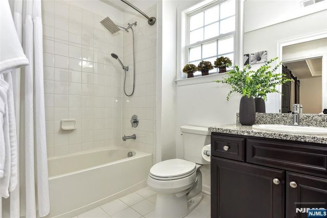 28 Autumn Way 72, Montvale, NJ 07645