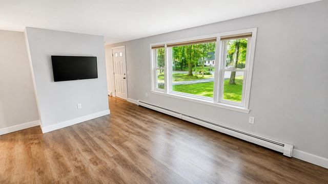 16 Moharimet Drive, Madbury, NH 03823