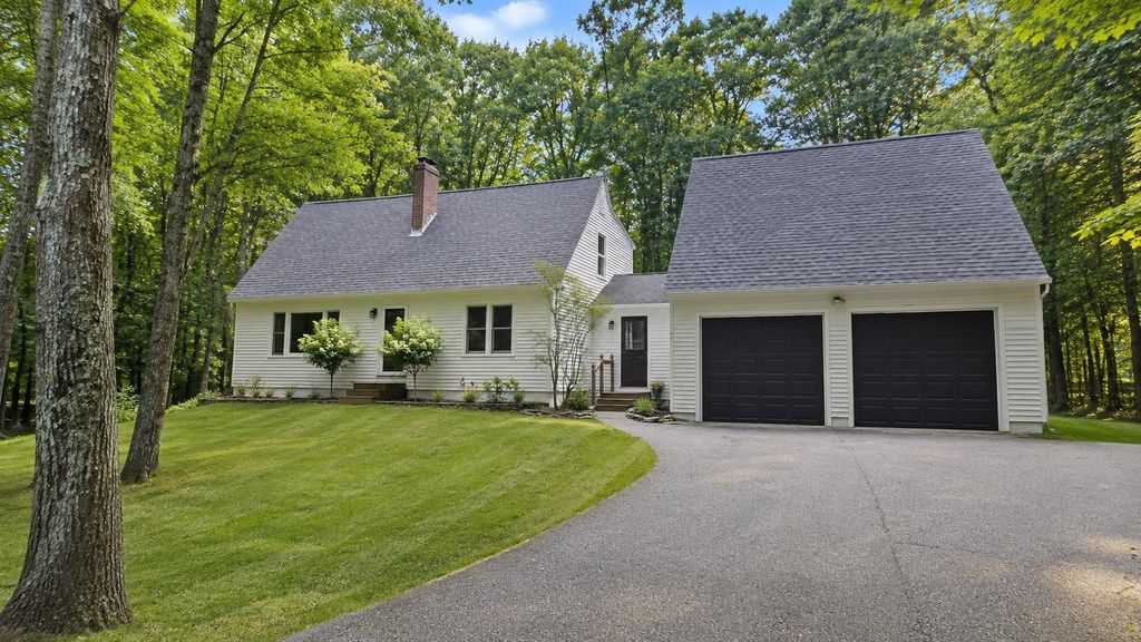 16 Moharimet Drive, Madbury, NH 03823