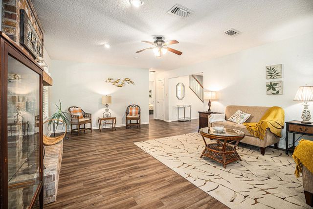 2003 Bayou Drive, Lake Jackson, TX 77566