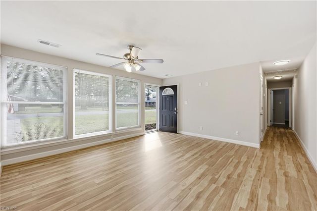 207 Sparrow RD, Chesapeake, VA 23325