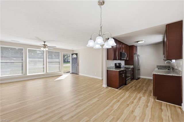 207 Sparrow RD, Chesapeake, VA 23325