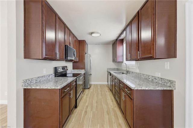 207 Sparrow RD, Chesapeake, VA 23325