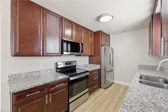 207 Sparrow RD, Chesapeake, VA 23325