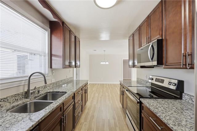 207 Sparrow RD, Chesapeake, VA 23325