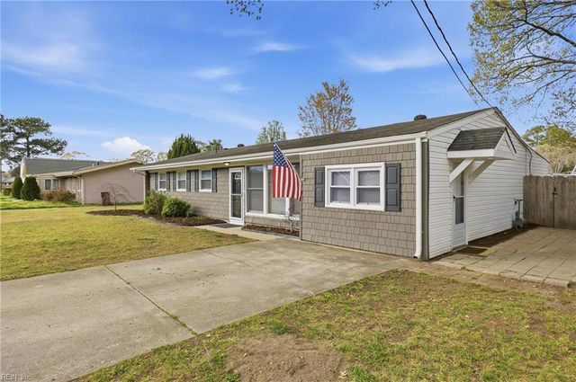 207 Sparrow RD, Chesapeake, VA 23325