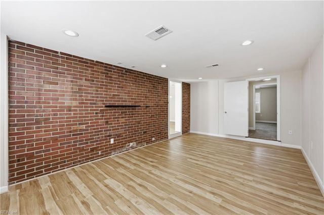 207 Sparrow RD, Chesapeake, VA 23325