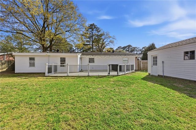 207 Sparrow RD, Chesapeake, VA 23325