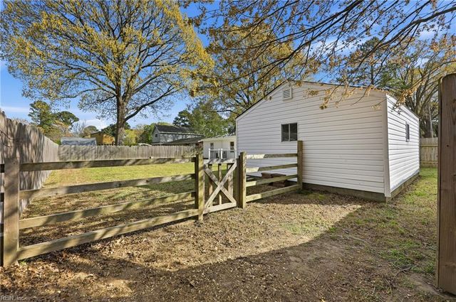 207 Sparrow RD, Chesapeake, VA 23325