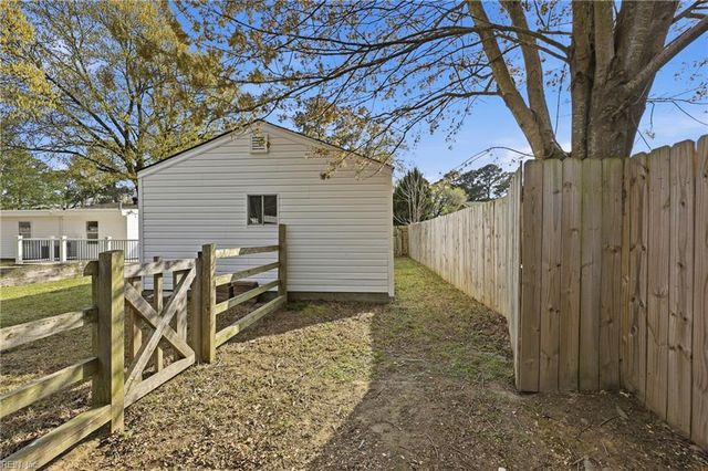 207 Sparrow RD, Chesapeake, VA 23325