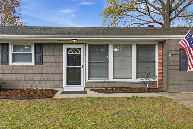 207 Sparrow RD, Chesapeake, VA 23325