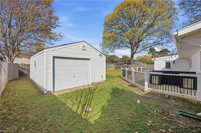 207 Sparrow RD, Chesapeake, VA 23325