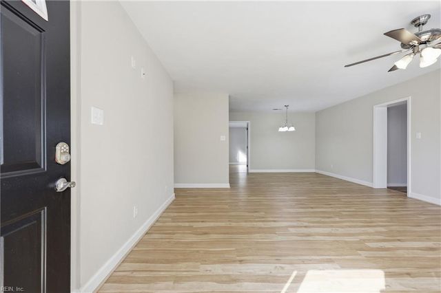 207 Sparrow RD, Chesapeake, VA 23325