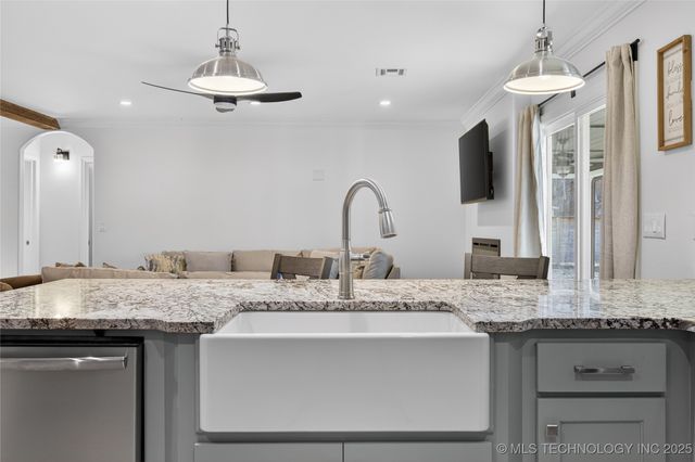 9133 Hwy 10, Tahlequah, OK 74464