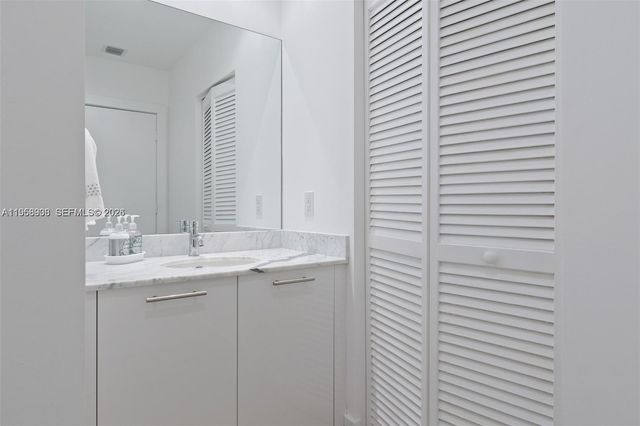 950 Brickell Bay Dr 4411, Miami, FL 33131