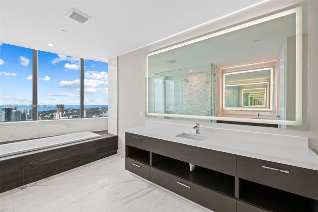 851 NE 1st Ave PH 5412, Miami, FL 33132