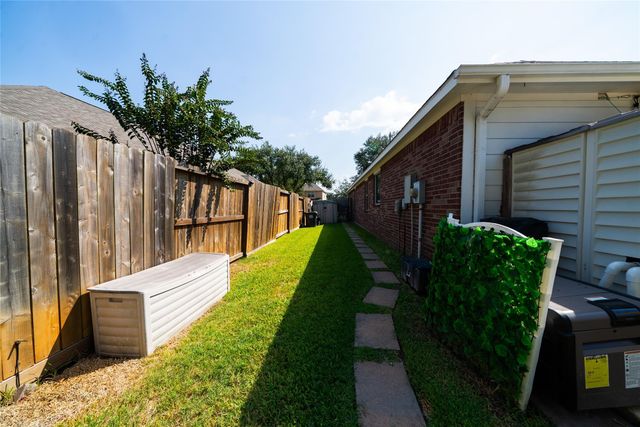 1910 Highland Point Court, Pearland, TX 77581