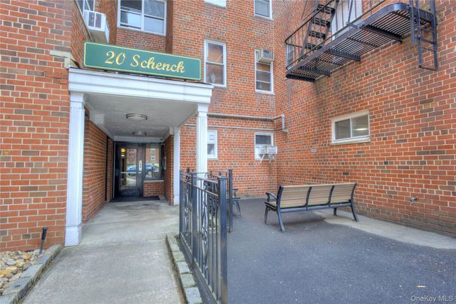 75 S Middle Neck Road 4-G, Great Neck, NY 11021