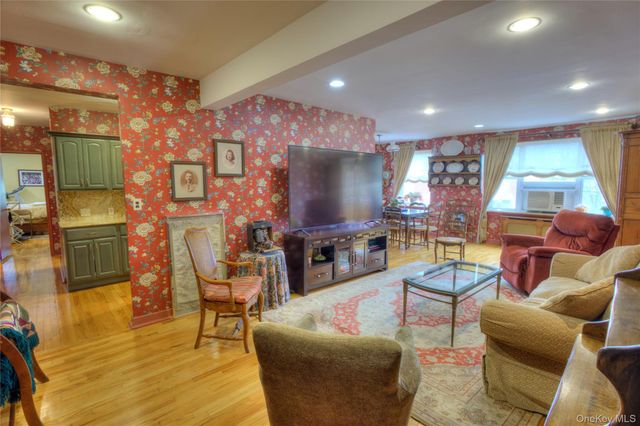 75 S Middle Neck Road 4-G, Great Neck, NY 11021