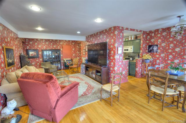 75 S Middle Neck Road 4-G, Great Neck, NY 11021