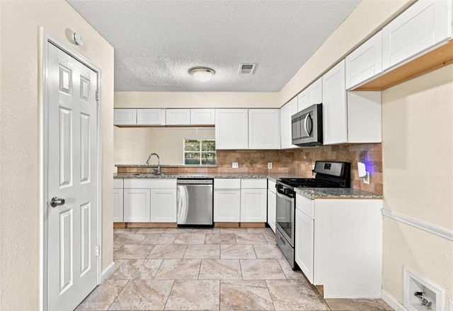 426 Corley Drive, Highlands, TX 77562