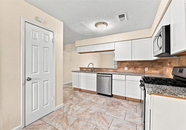 426 Corley Drive, Highlands, TX 77562