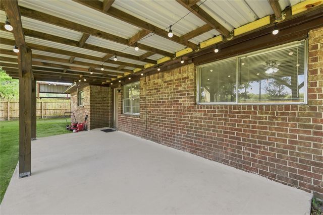 426 Corley Drive, Highlands, TX 77562