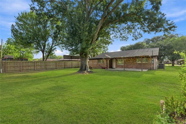426 Corley Drive, Highlands, TX 77562