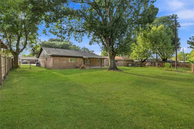 426 Corley Drive, Highlands, TX 77562