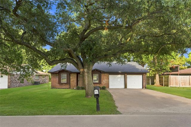 426 Corley Drive, Highlands, TX 77562
