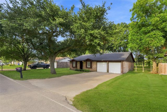 426 Corley Drive, Highlands, TX 77562